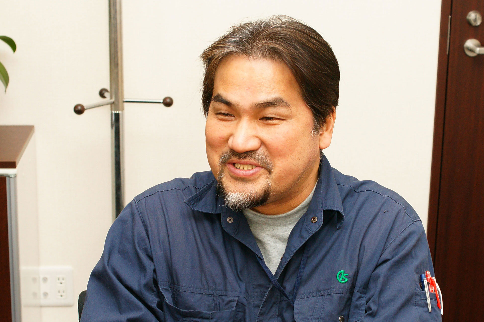 納入先の工場のサポートで世界中を飛び回っている協和製作所製造部技術サービス課の宮崎伸也さん