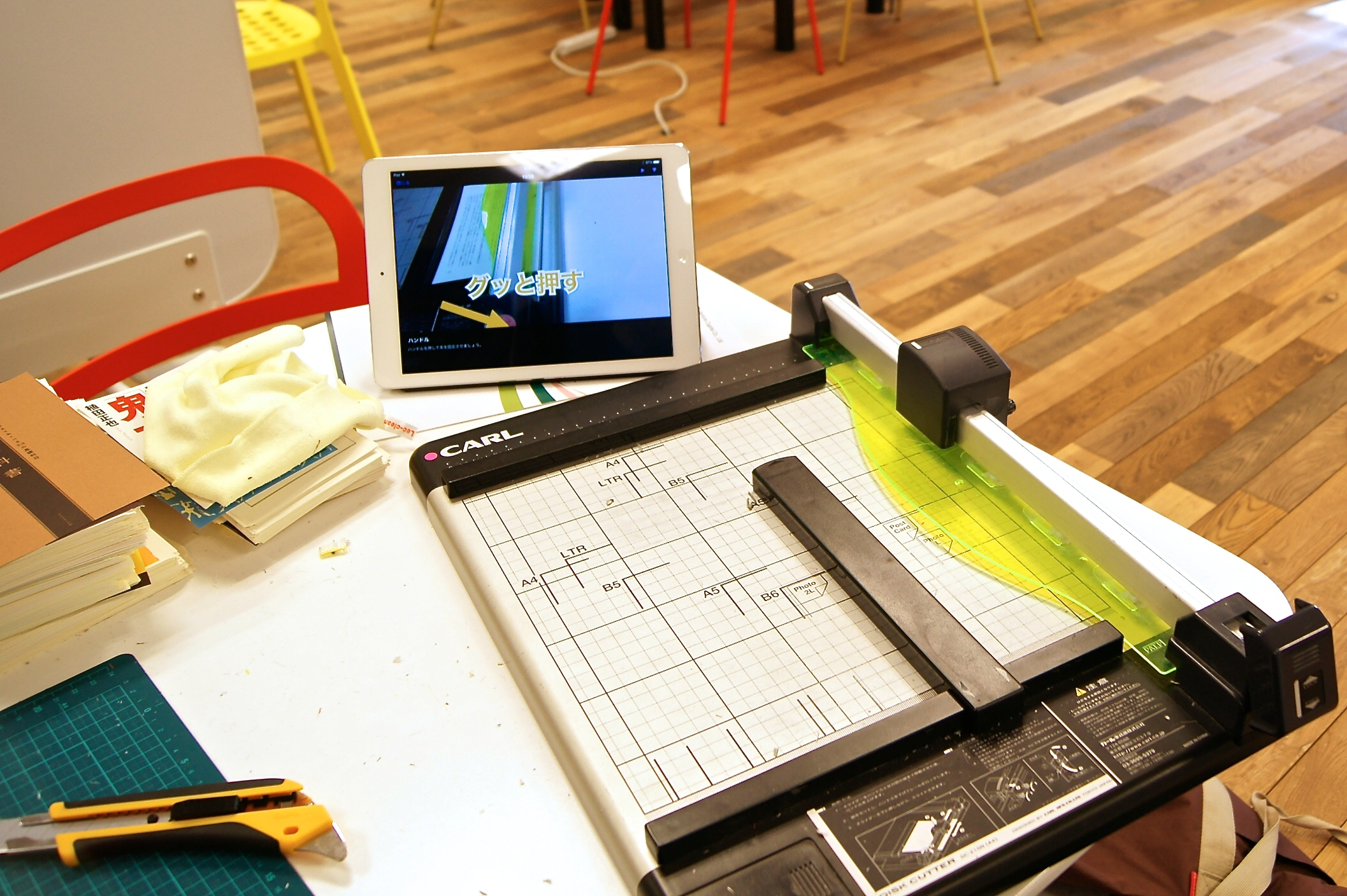スキャンマンの、Teachmeを活用した作業現場。スキャン作業は現地と持ち帰りの2パターン。どちらも主にアルバイトが実施する。