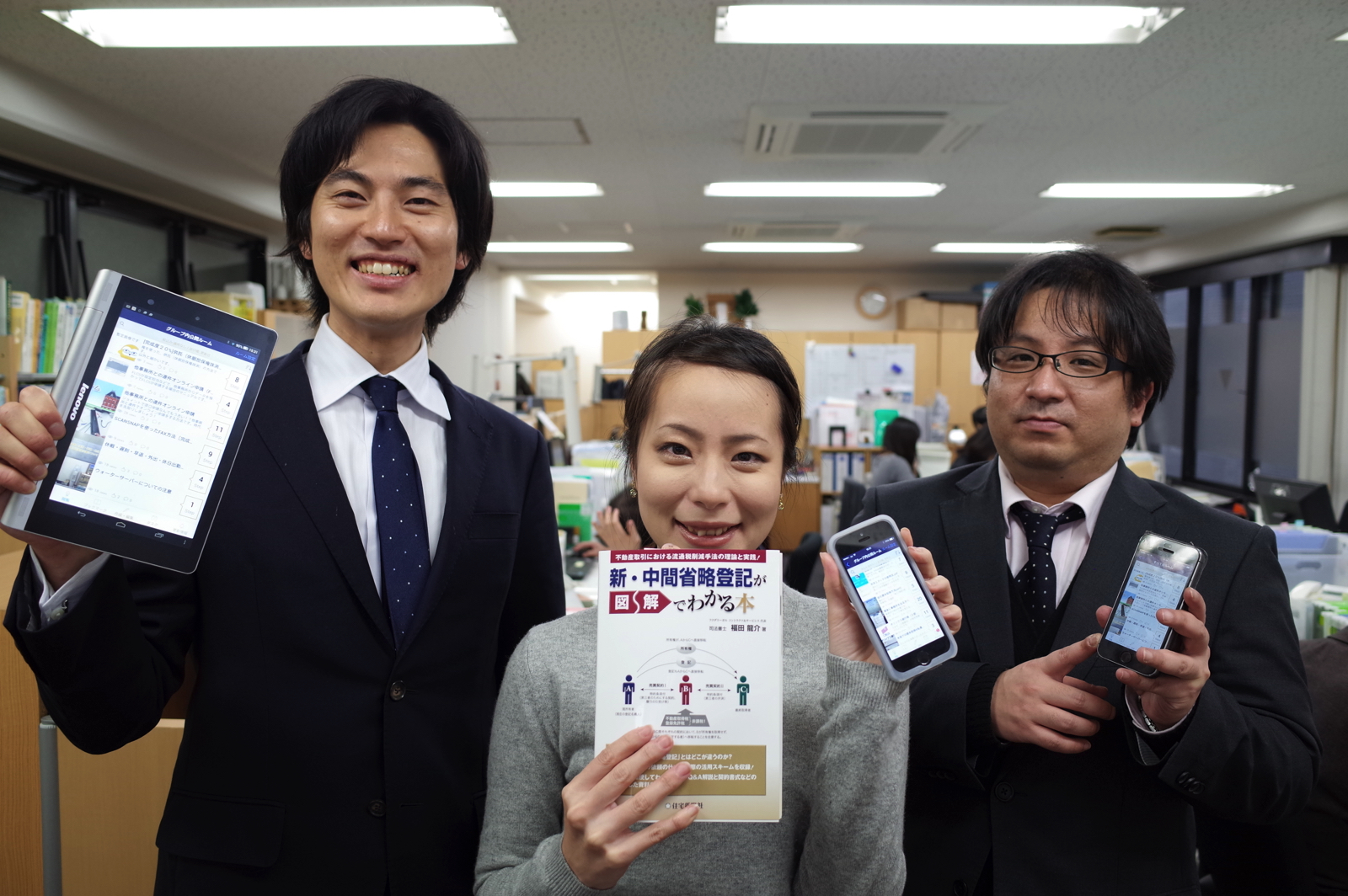 フクダリーガルコントラクツ&サービシス司法書士事務所のマニュアル作成推進委員会(通称MSI)の構成メンバー。左から中野さん、兒玉さん、大城さん