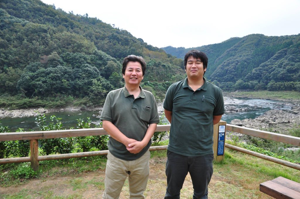 株式会社四万十ドラマ 代表取締役の畦地履正さん(左)と、観光・営業担当の石田亮平さん