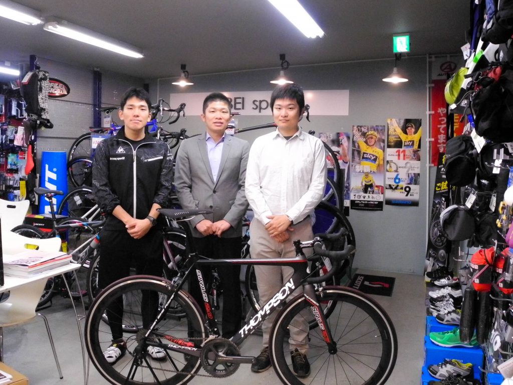左から、きゅうべえ Teachme Biz導入責任者の山下尚也さん、代表取締役の谷口創太さん、最高技術責任者の轟啓太さん