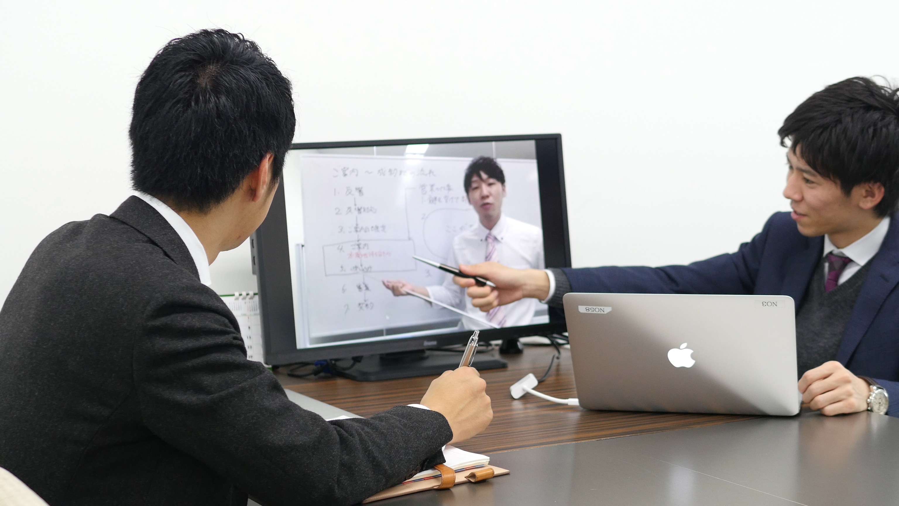 講義形式の研修動画を、いつでも繰り返し見ることができる。