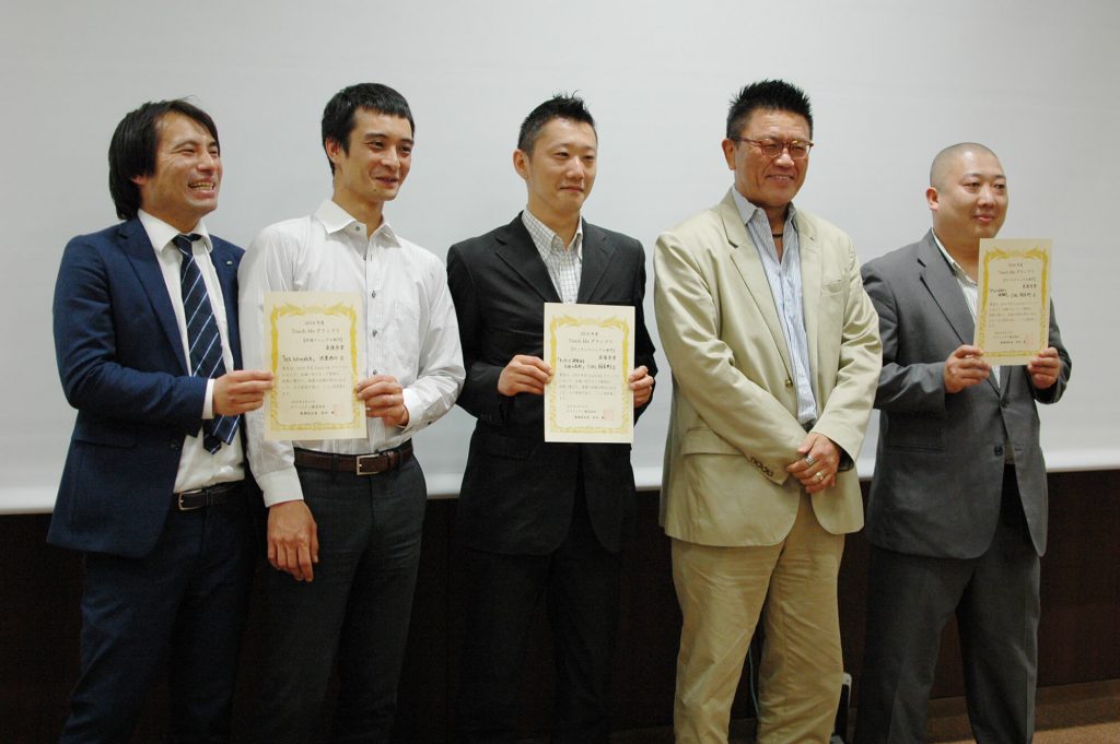 優勝店舗の店長、チーフへは、キリンシティ株式会社代表取締役社長 村田毅氏から表彰が行われた。