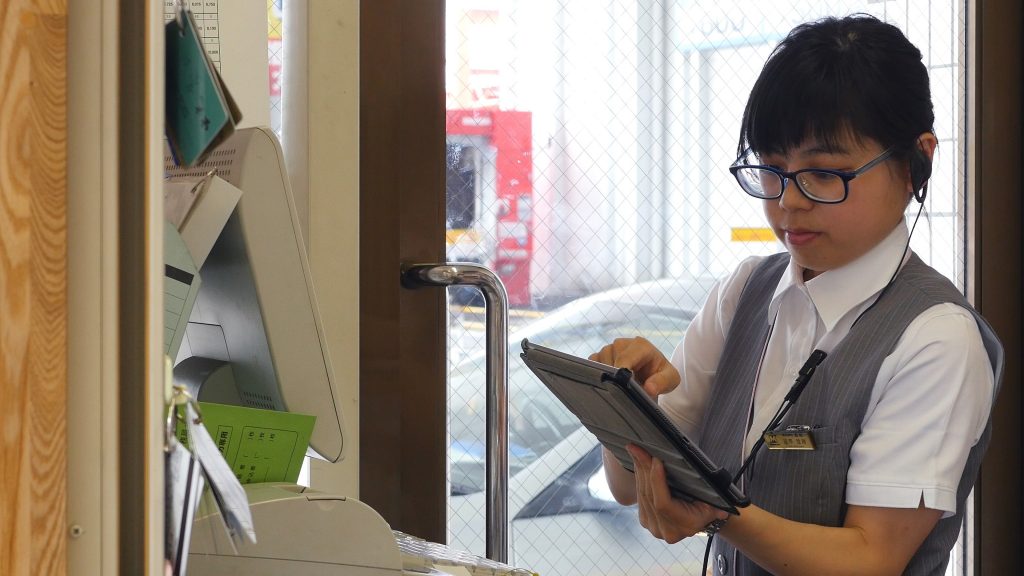 株式会社志村のガソリンスタンドでは、女性の従業員が多く活躍している。