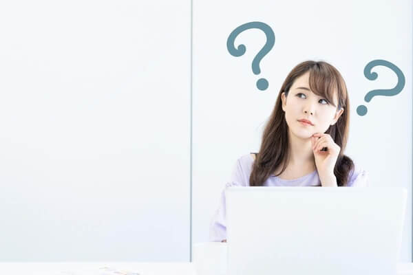 女性が悩んでいる画像
