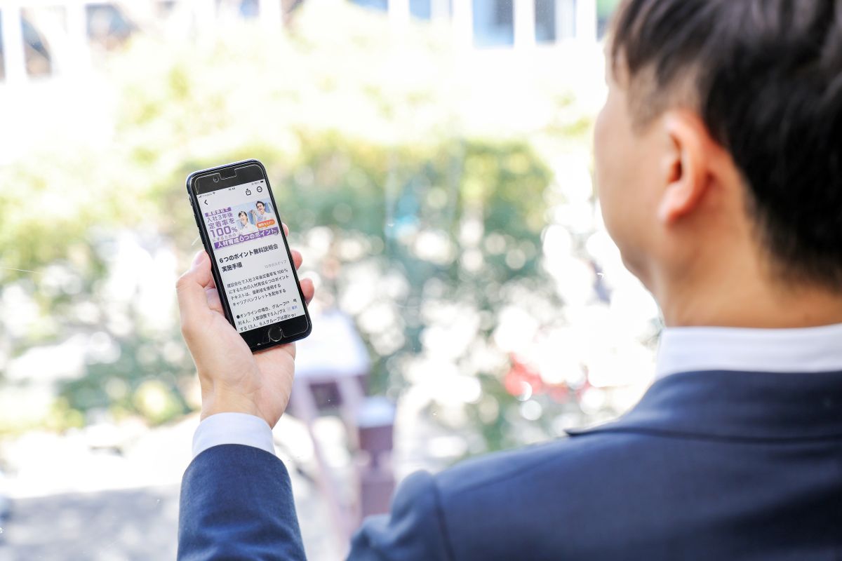 スマートフォンでTeachme Bizを確認する様子